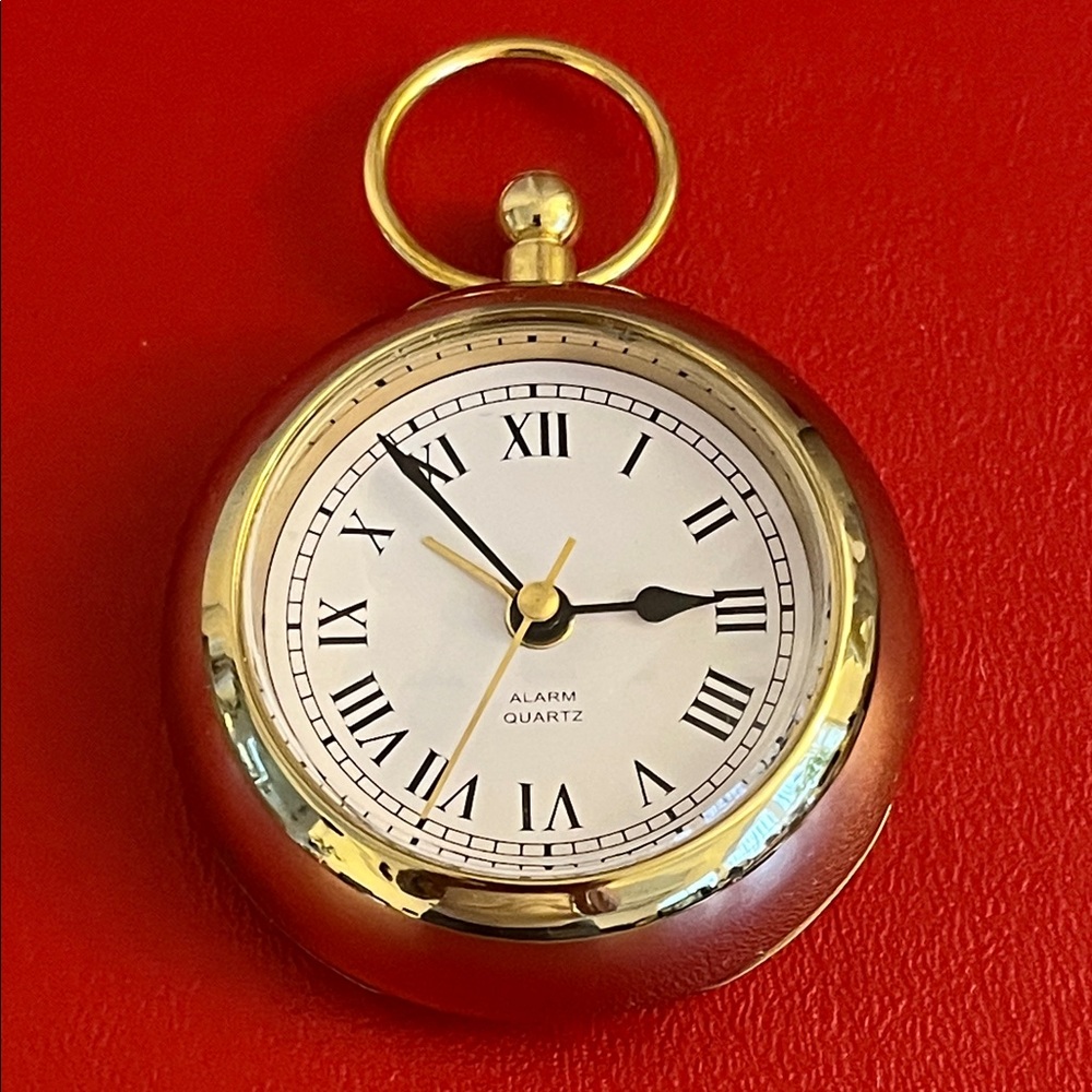 Brookstone Travel Alarm/Clock Quartz. Mvt.